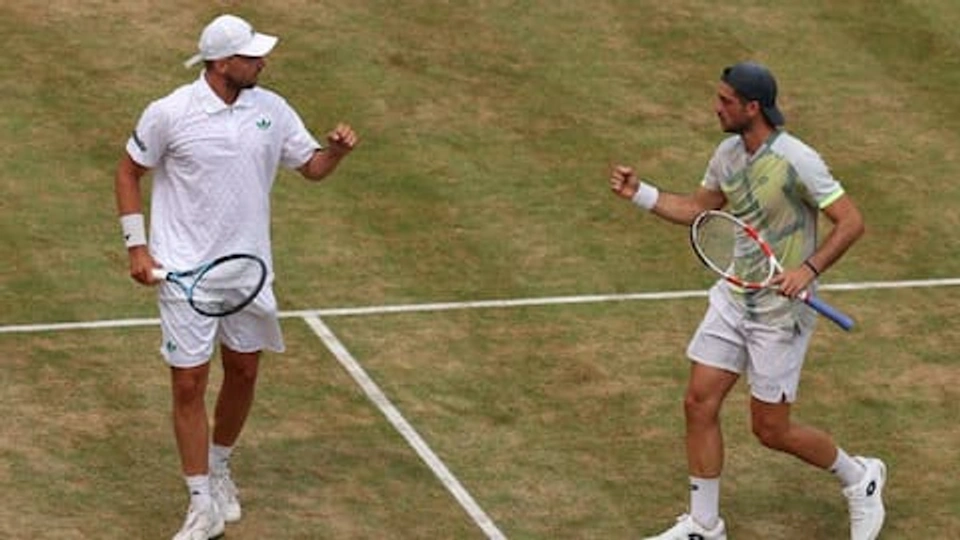 Lloyd Glasspool playing at Queens