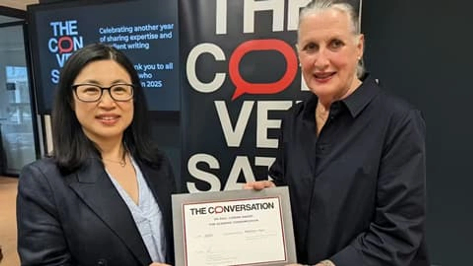 Meilan Yan, Senior Lecturer in Financial Economics at 91�ֿ�, receives her commended certificate from Lady Helen Curran at the 2025 Sir Paul Curran awards.