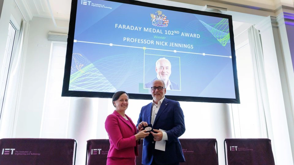 Professor Nick Jennings is awarded the Faraday Medal